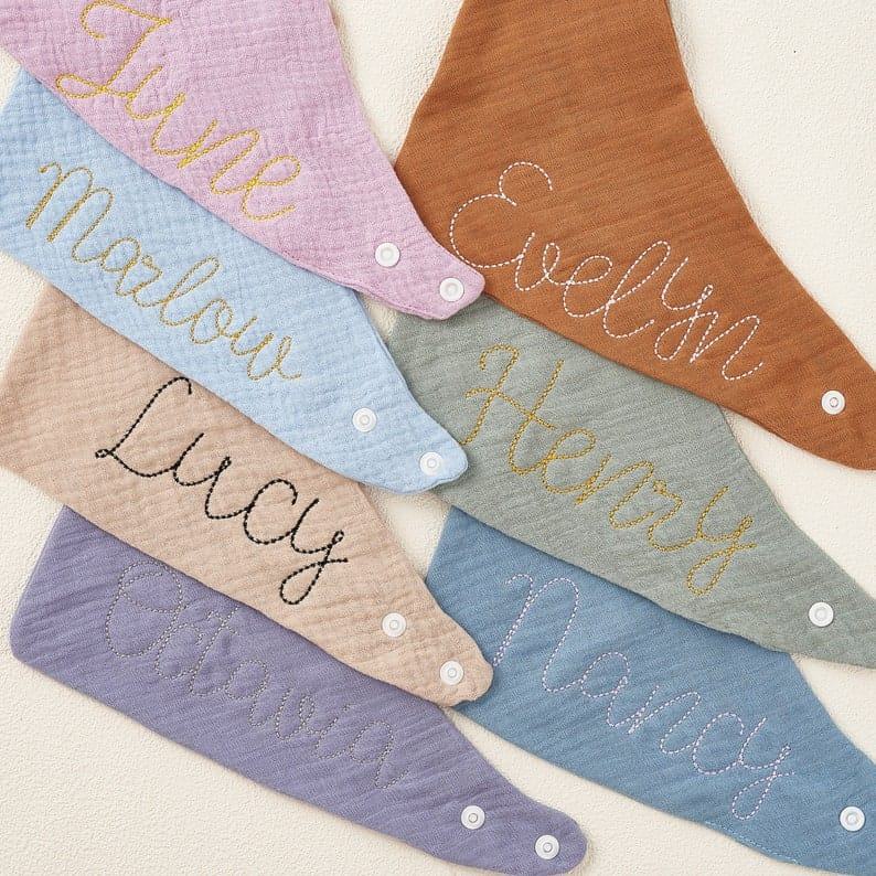Personalized Muslin Baby Bandana Bib – 0-12 Months – Custom Name Scarf & Burp Cloth