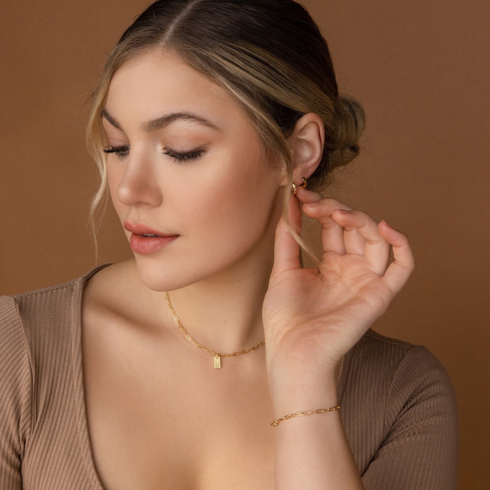 Personalized Paperclip Chain Necklace with Initial Charm A Timeless Item for Mom (NM115bNIF33)