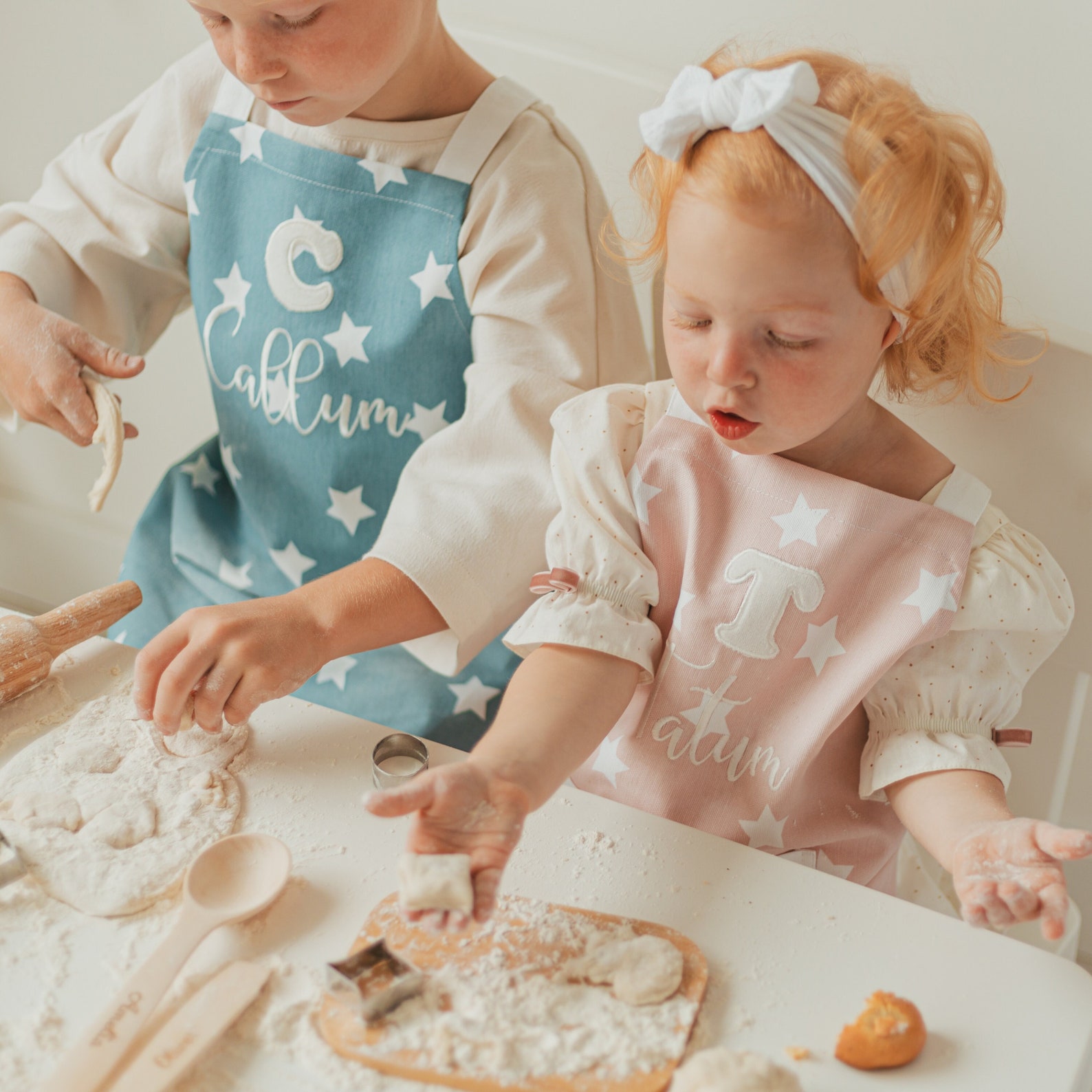 Personalized Toddler Apron – Embroidered Name, Christmas Present for 2 Year Olds – Puzzle & Play!