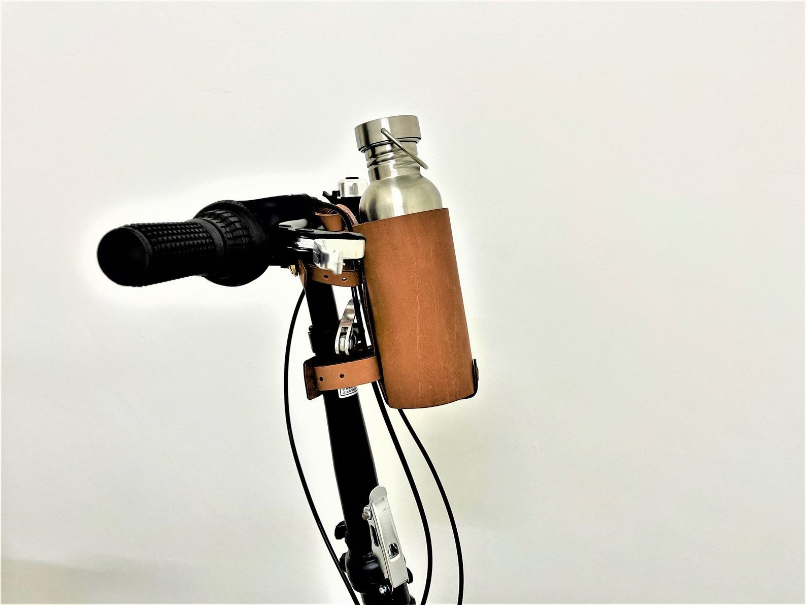 Premium Leather Bike Bottle Holder Secure Hydration for Your Rides - Image 3