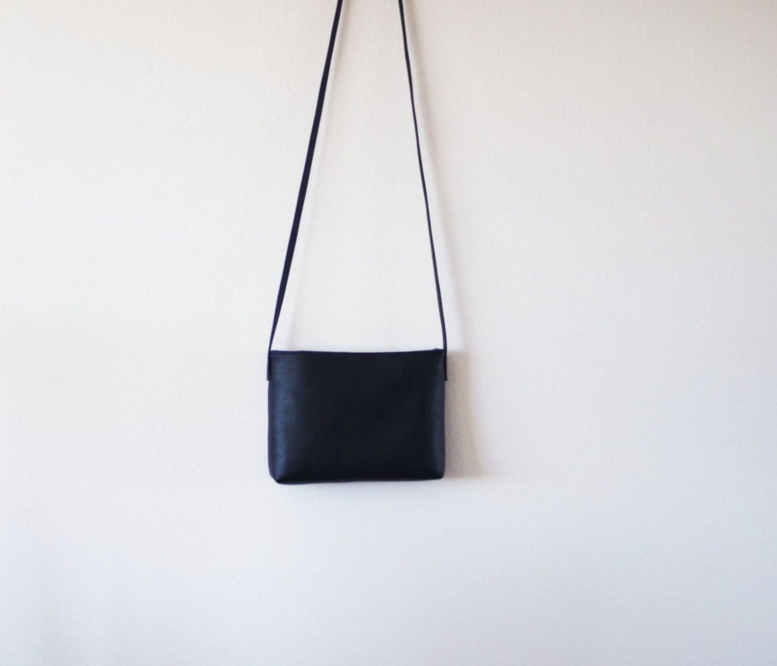 Sleek and Sophisticated The Minimalist Black Leather Crossbody Bag with Magnetic Closure - Image 4