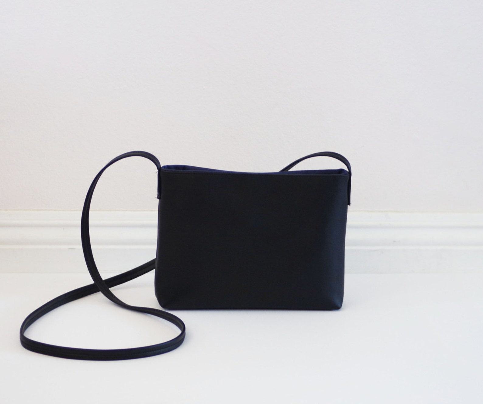 Sleek and Sophisticated The Minimalist Black Leather Crossbody Bag with Magnetic Closure - Image 5