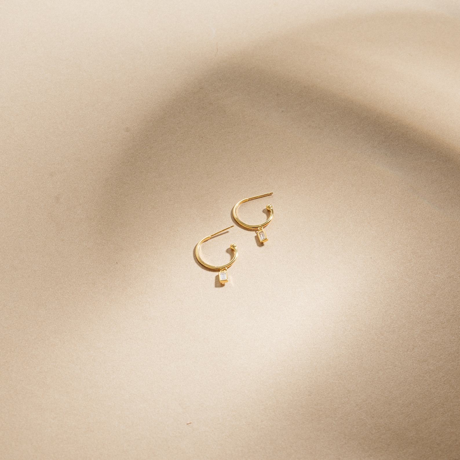 Sparkling Elegance Caitlyn’s Diamond Drop Hoop Earrings for a Timeless Minimalist Look