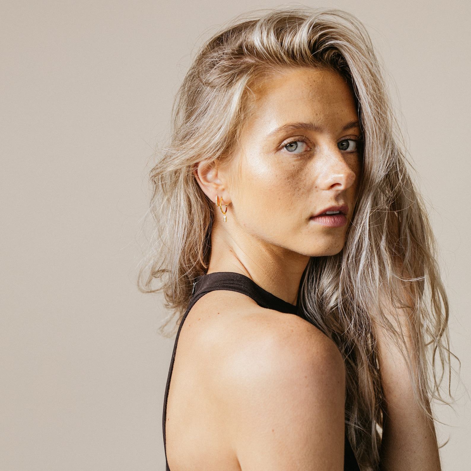 Sparkling Elegance Caitlyn’s Diamond Drop Hoop Earrings for a Timeless Minimalist Look