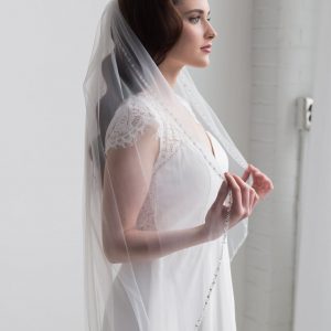 Sparkling Elegance Crystal-Embellished Wedding Veils for a Shimmering Bridal Look