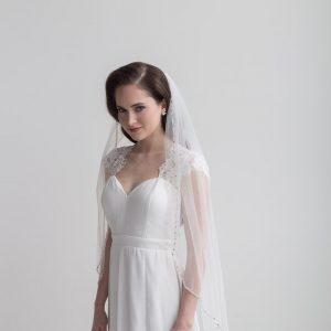 Sparkling Elegance Crystal-Embellished Wedding Veils for a Shimmering Bridal Look