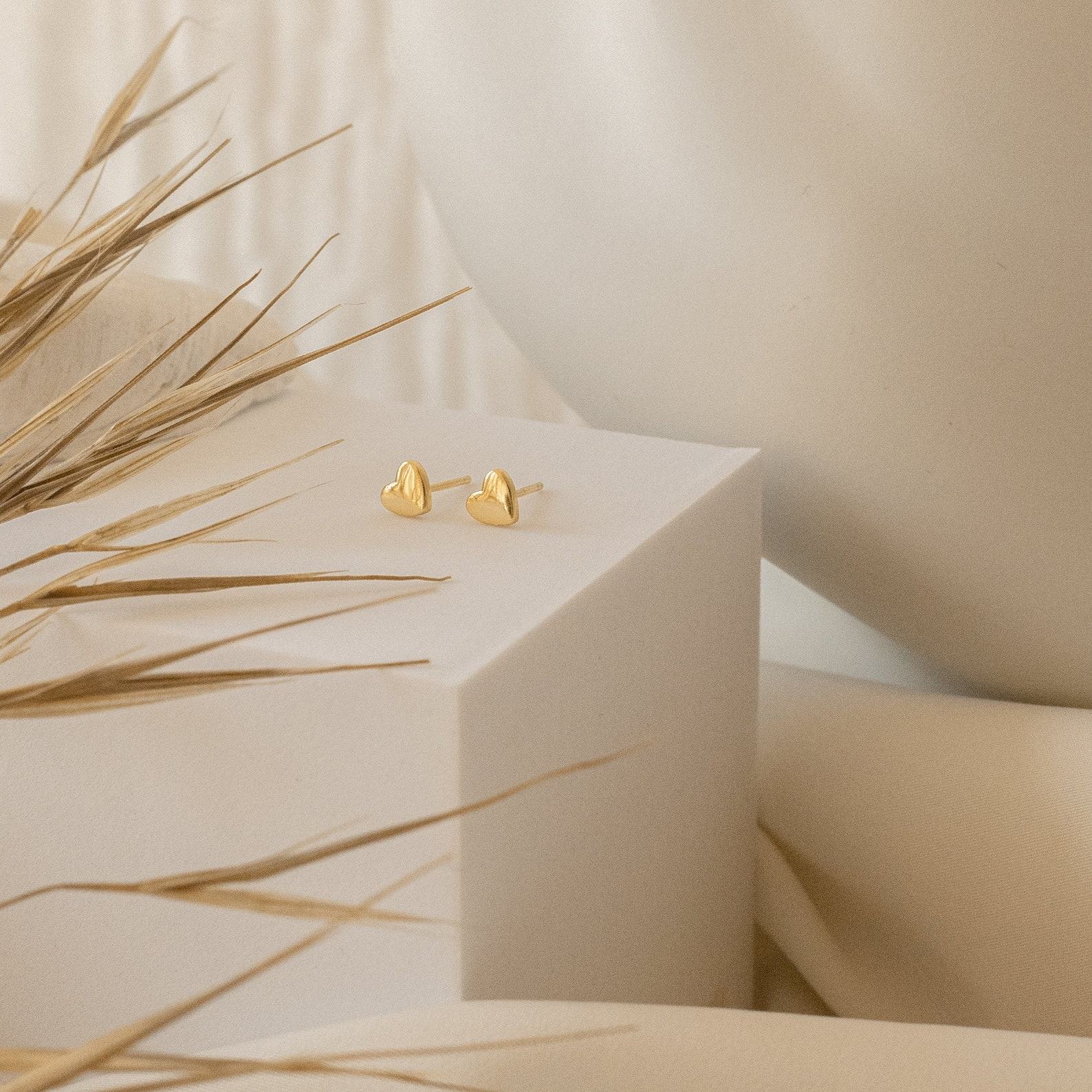 Sparkling Heart Studs Timeless Elegance for Every Occasion