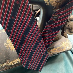 Striped Vintage Gucci Silk Necktie Timeless Elegance for the Discerning Gentleman