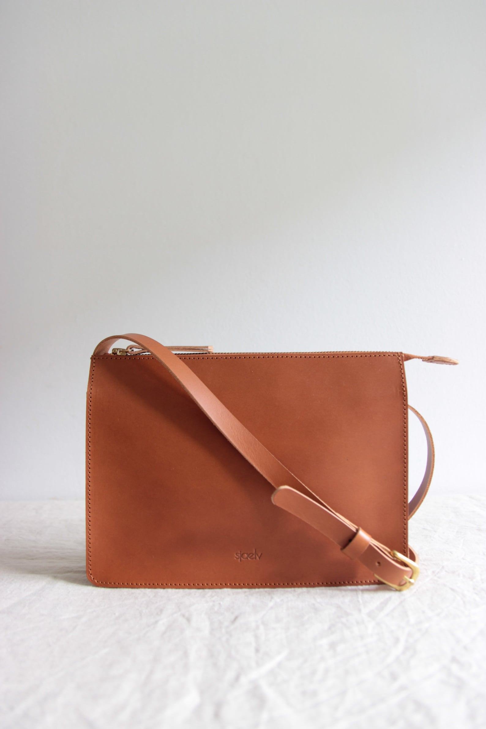 Timeless Brown Leather Crossbody Bag A Minimalist Masterpiece - Image 2