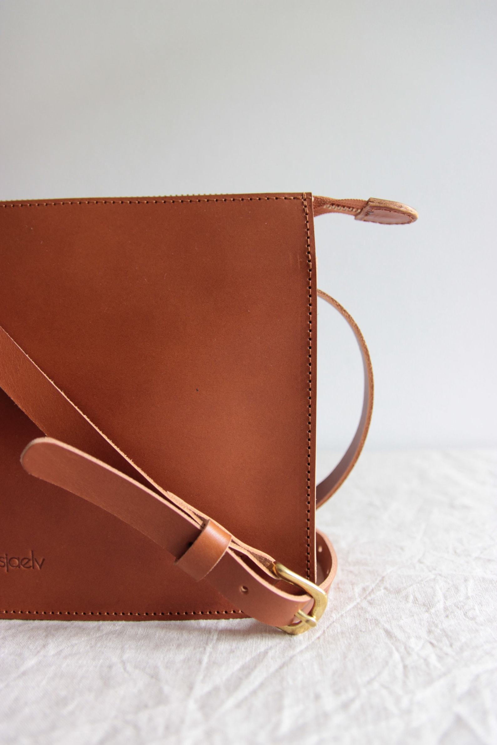 Timeless Brown Leather Crossbody Bag A Minimalist Masterpiece - Image 4
