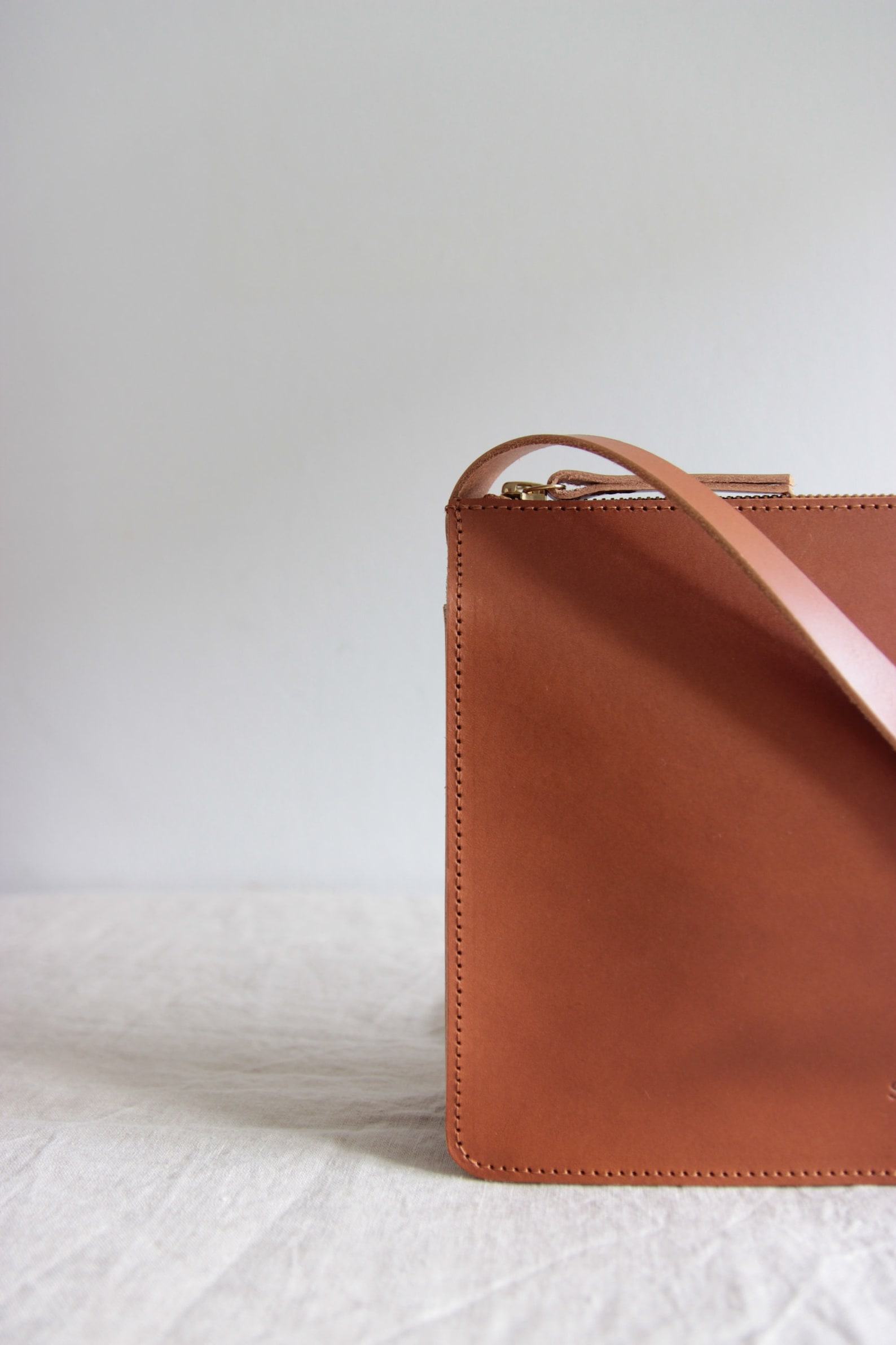 Timeless Brown Leather Crossbody Bag A Minimalist Masterpiece - Image 3