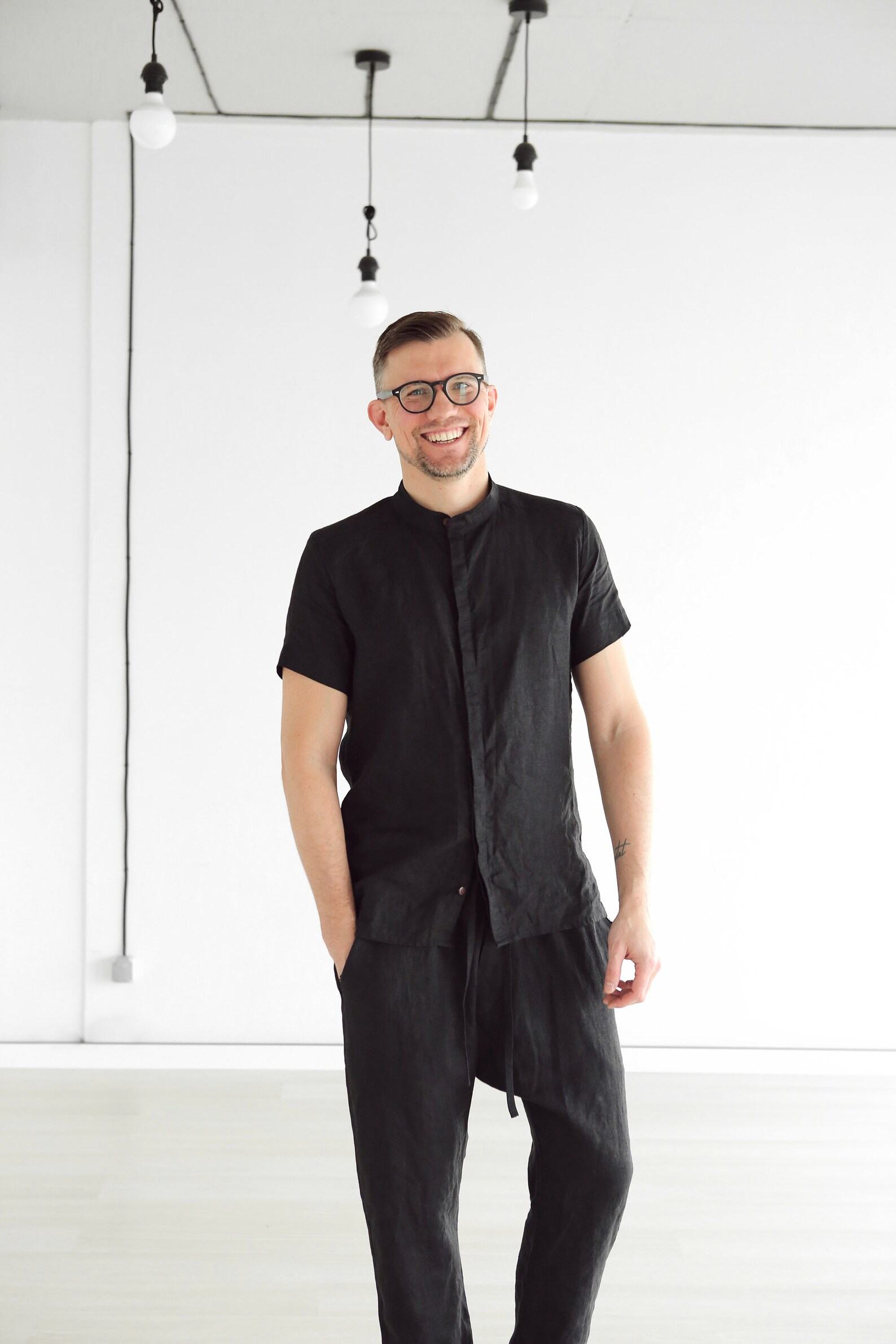 Timeless Elegance Black Linen Sleeveless Dress Shirt for Men - Image 2