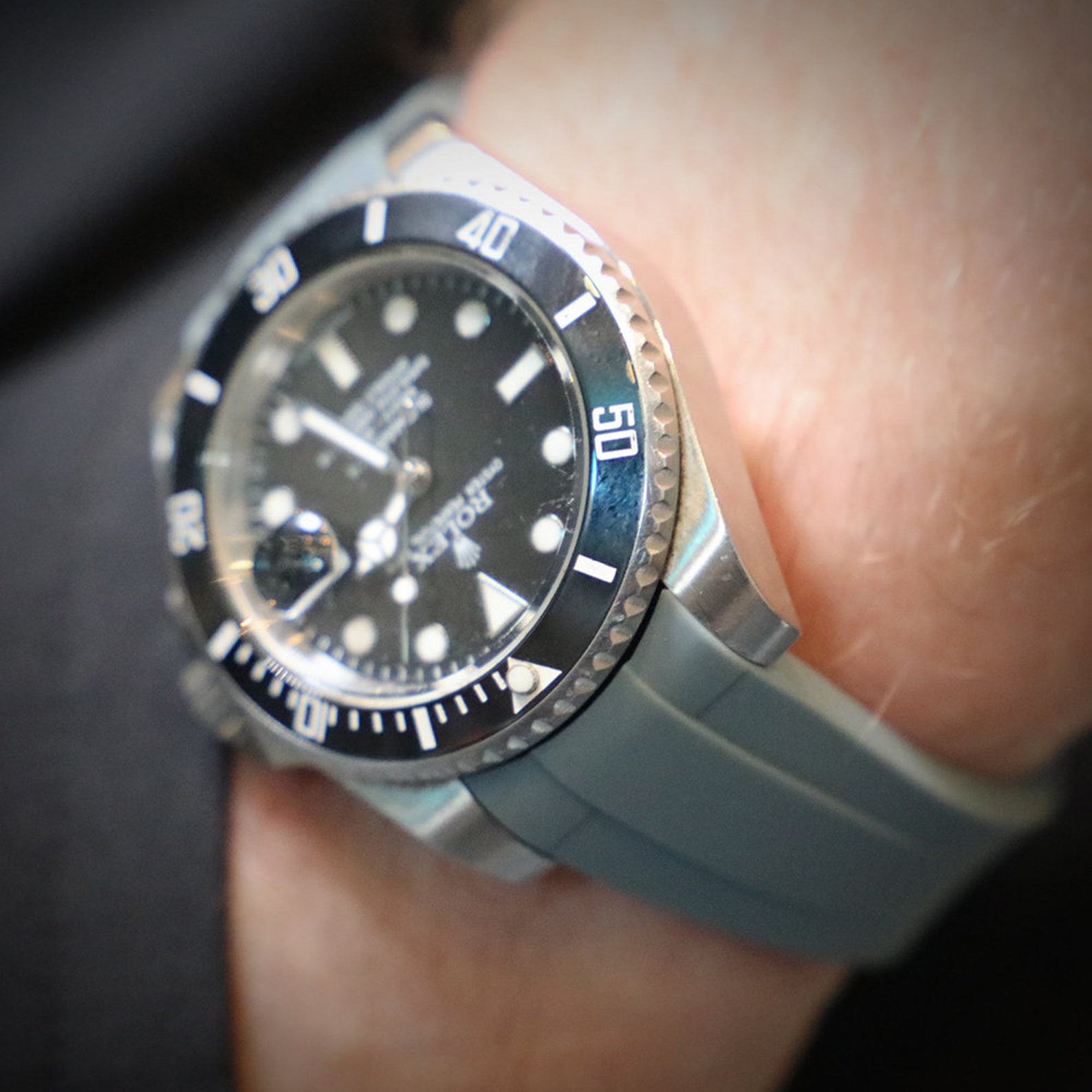 Timeless Elegance Elevate Your Timepiece with Our 20mm Curved-End Rubber Silicone Strap