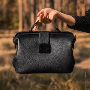 Timeless Elegance The Modern Lady’s Leather Doctor Bag for Travel and Style