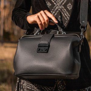 Timeless Elegance The Modern Lady’s Leather Doctor Bag for Travel and Style