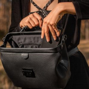Timeless Elegance The Modern Lady’s Leather Doctor Bag for Travel and Style