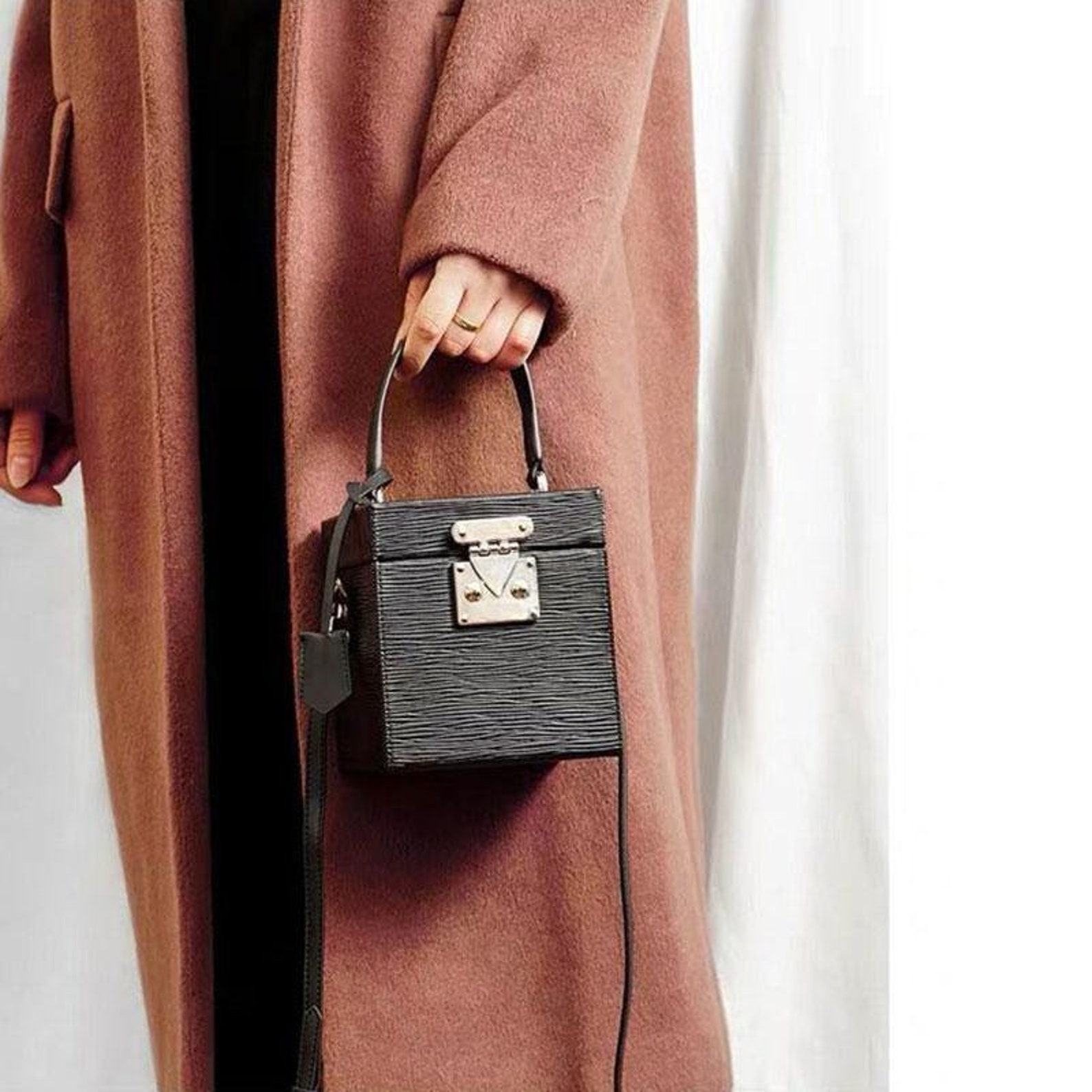 Timeless Leather Box Bag A Versatile Statement for Every Occasion