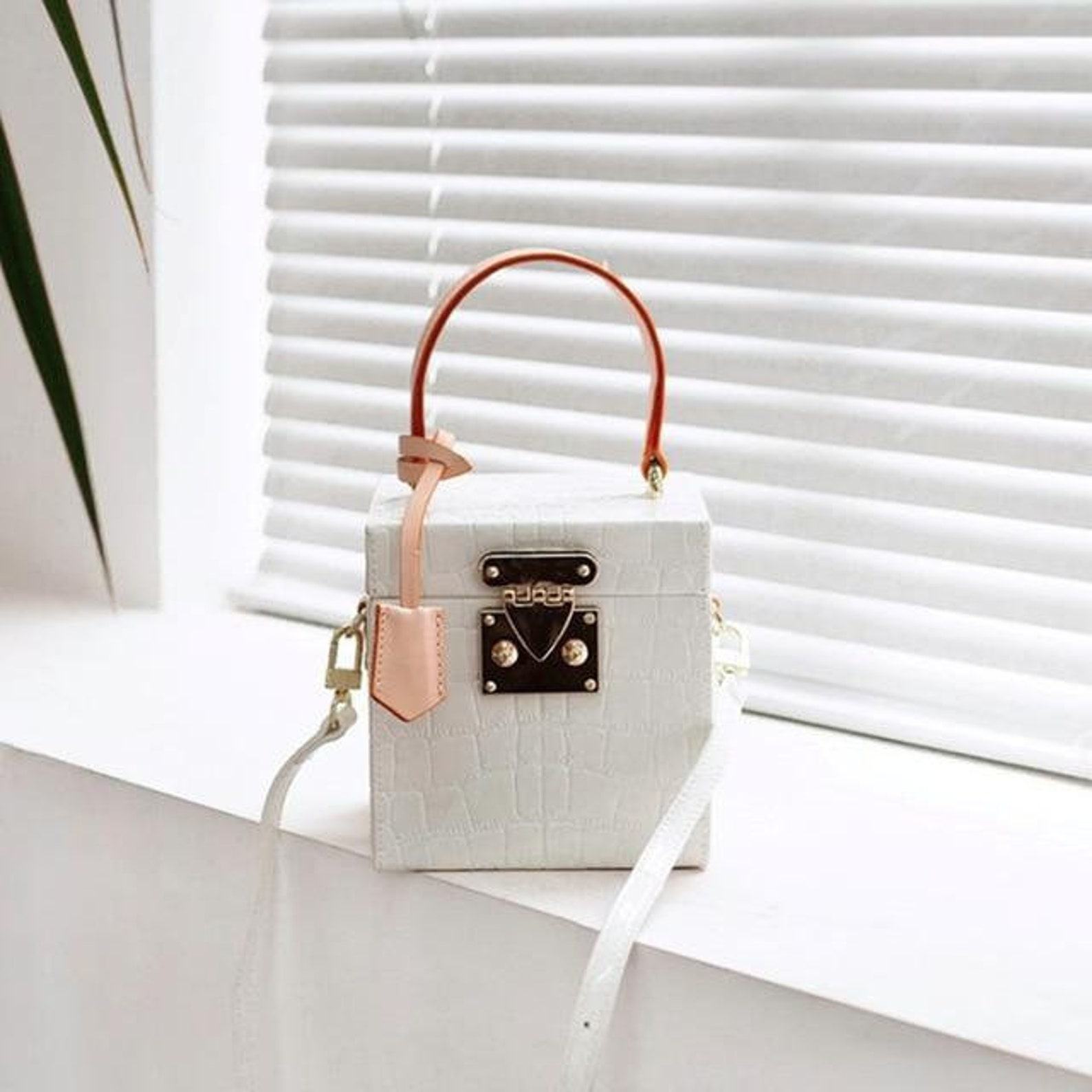 Timeless Leather Box Bag A Versatile Statement for Every Occasion
