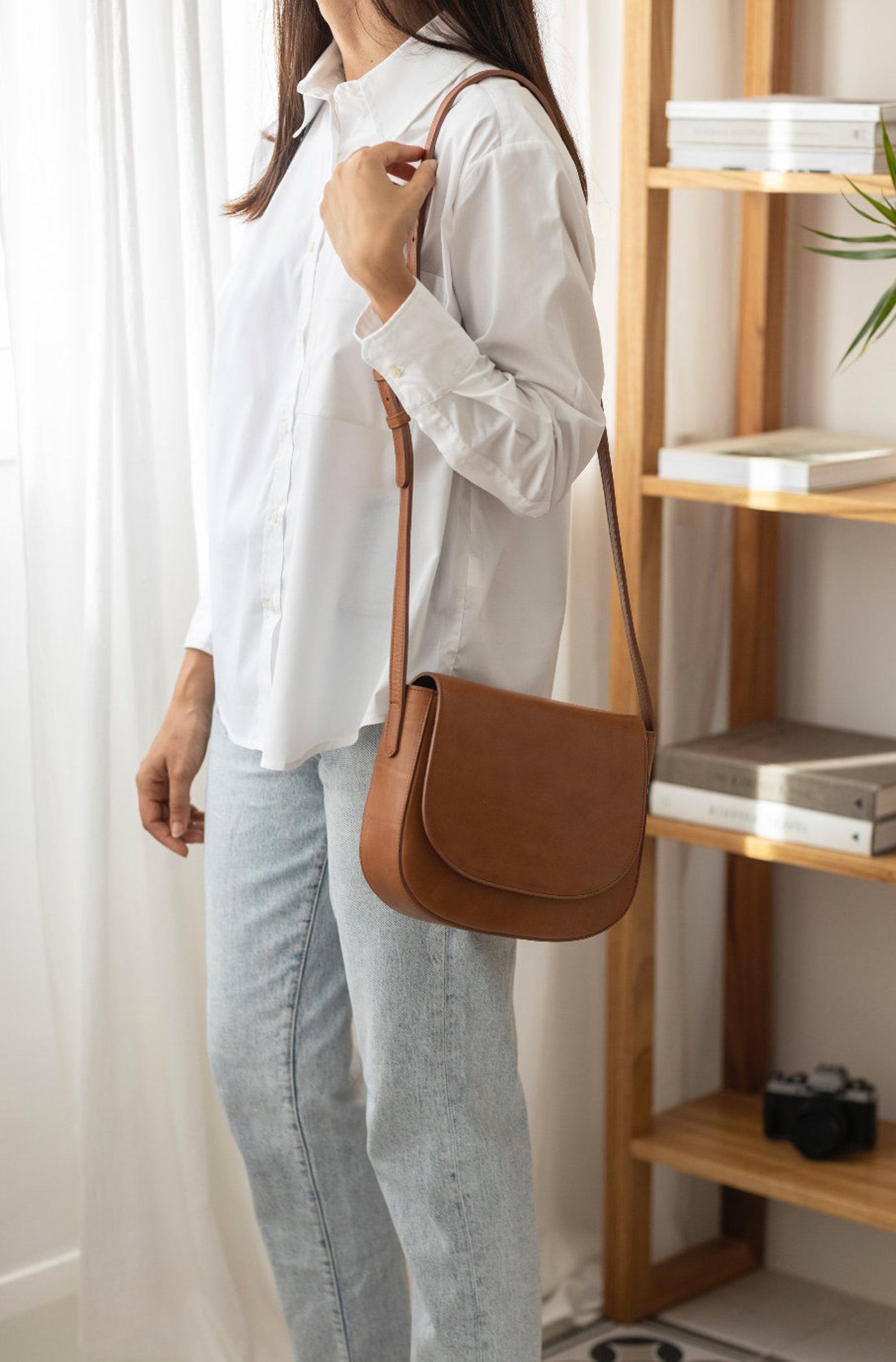Timeless Leather Handbag Charms Elevate Your Style with Sustainable Spring Crossbody - Image 2