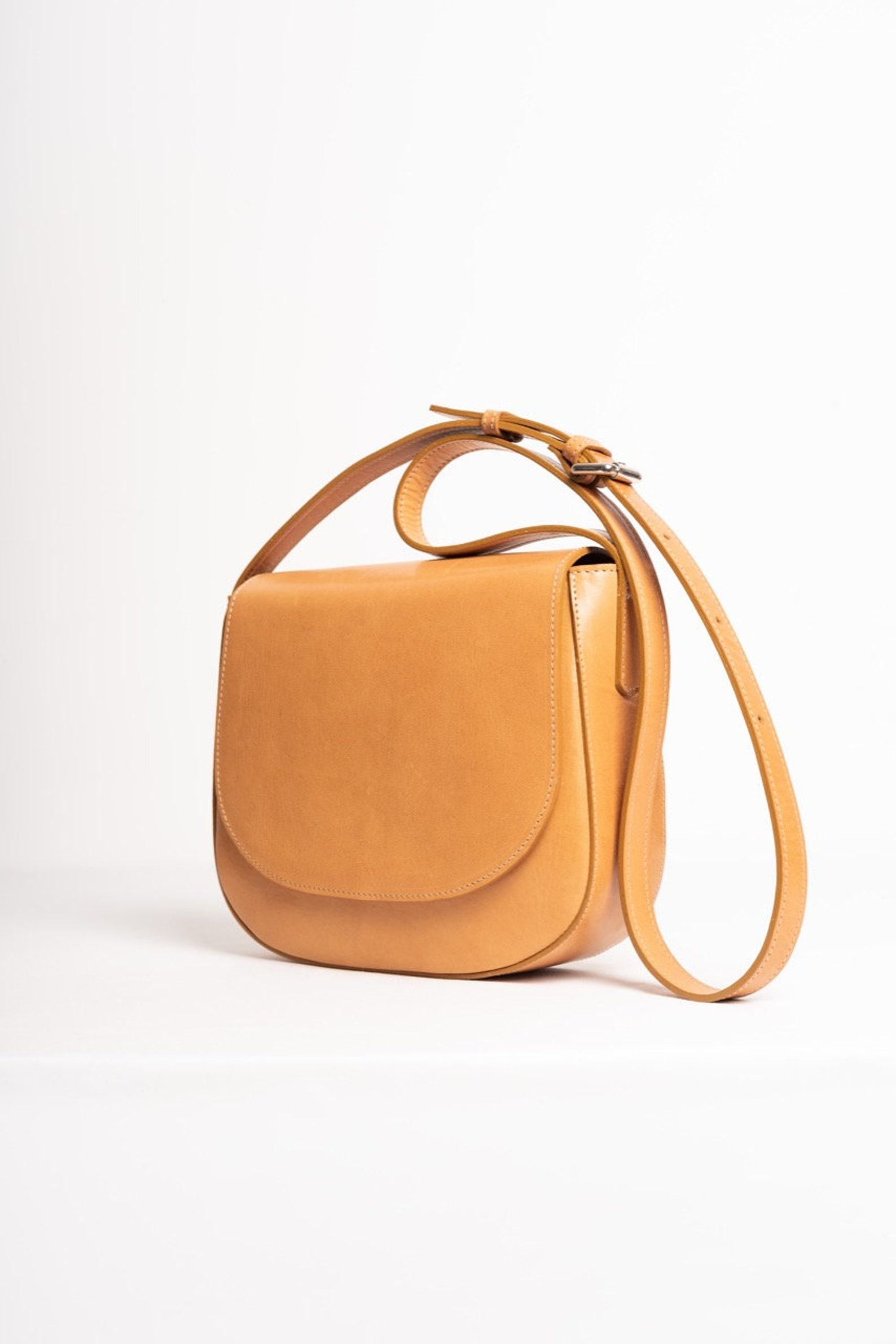 Timeless Leather Handbag Charms Elevate Your Style with Sustainable Spring Crossbody - Image 4
