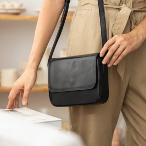 Timeless Leather Shoulder Bag Elevate Your Style with Classic Elegance