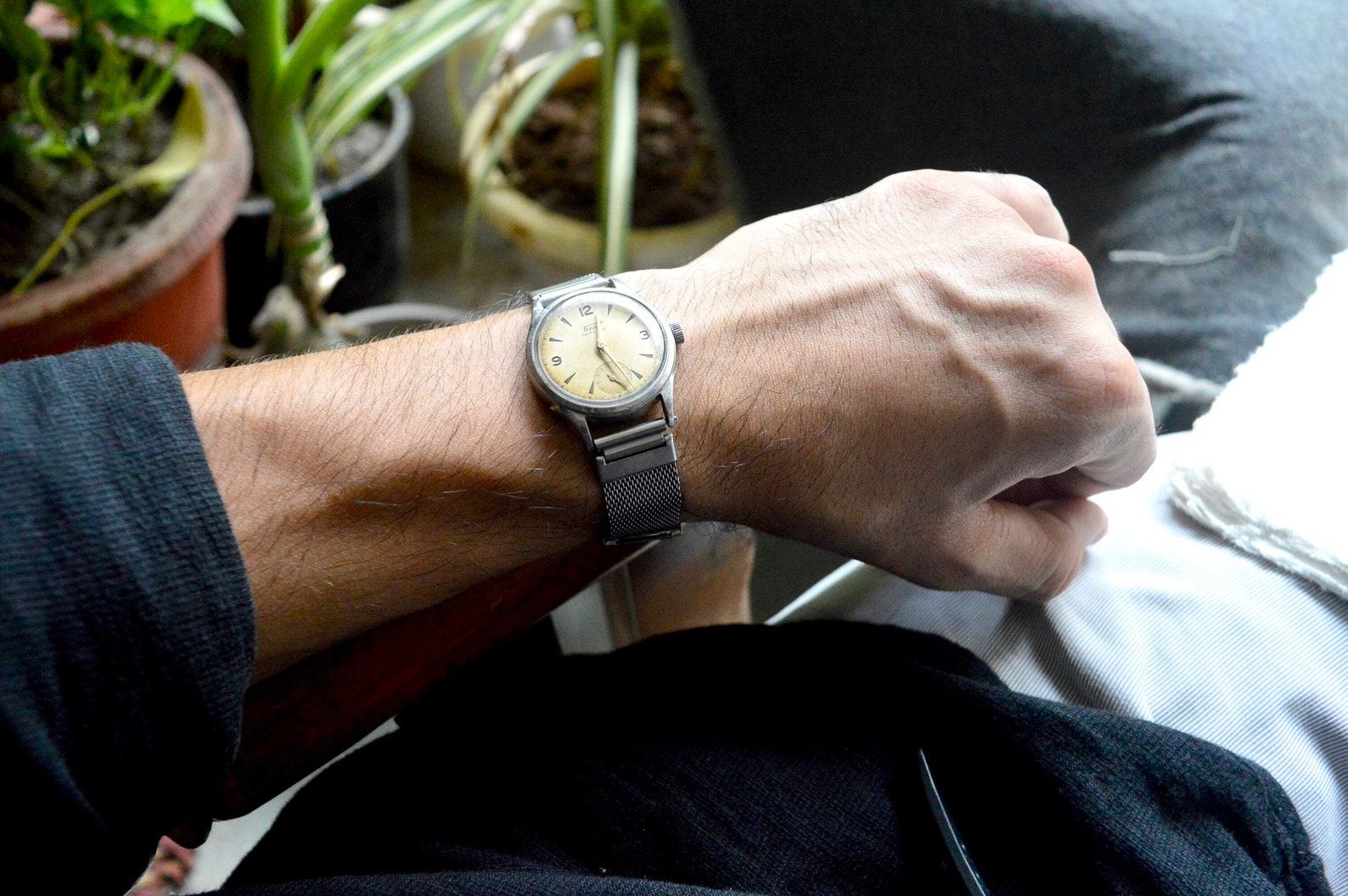 Tissot Seastar Vintage A Timeless Treasure for Watch Connoisseurs - Image 4