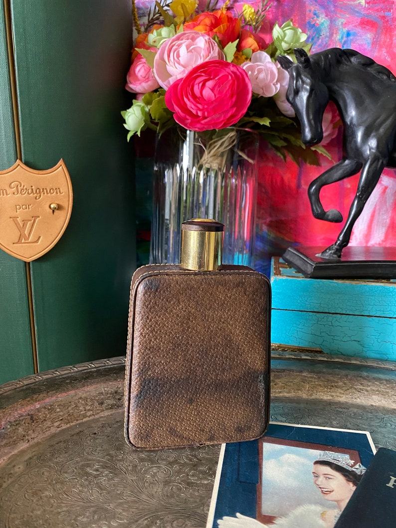 Ultra Rare Vintage GUCCI Leather Flask A Timeless Collectible for the Discerning Connoisseur