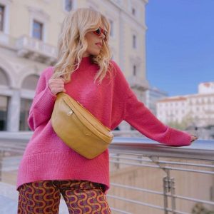 Versatile Leather Fanny Pack Belt Bag with Removable Strap for Hands-Free Convenience