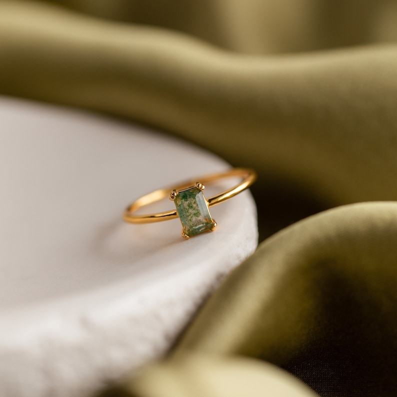 Vintage Art Deco Agate Emerald Ring A Timeless Promise of Love