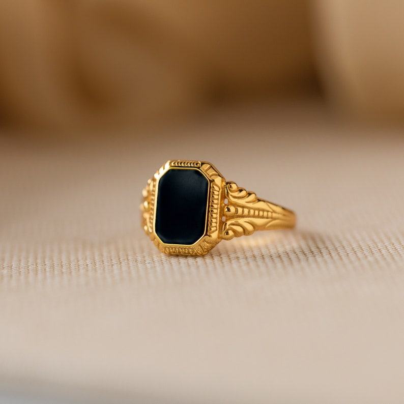 Vintage Black Signet Ring A Timeless Statement for the Modern Individual