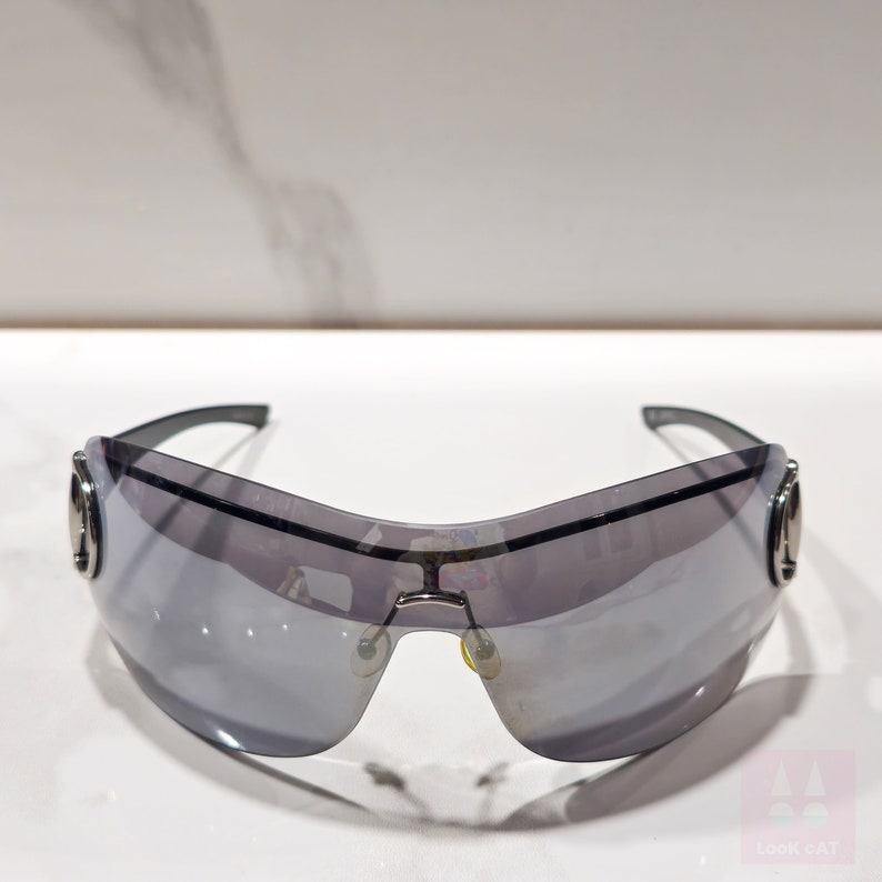 Vintage Gucci 2711 Y2K Wrap Shield Sunglasses Iconic 90s Style