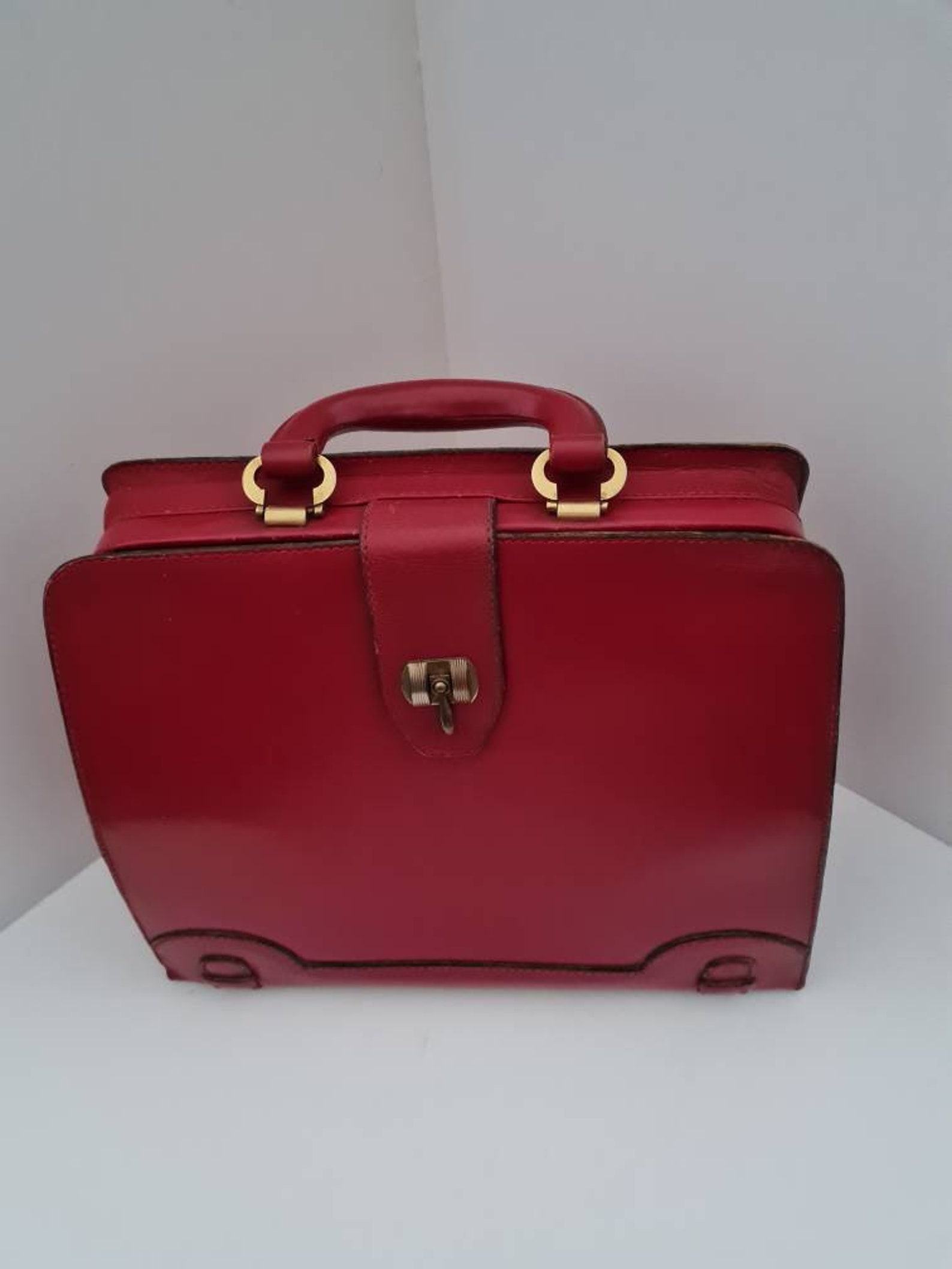 Vintage Gucci Handbag Timeless Elegance for the Discerning Collector - Image 2