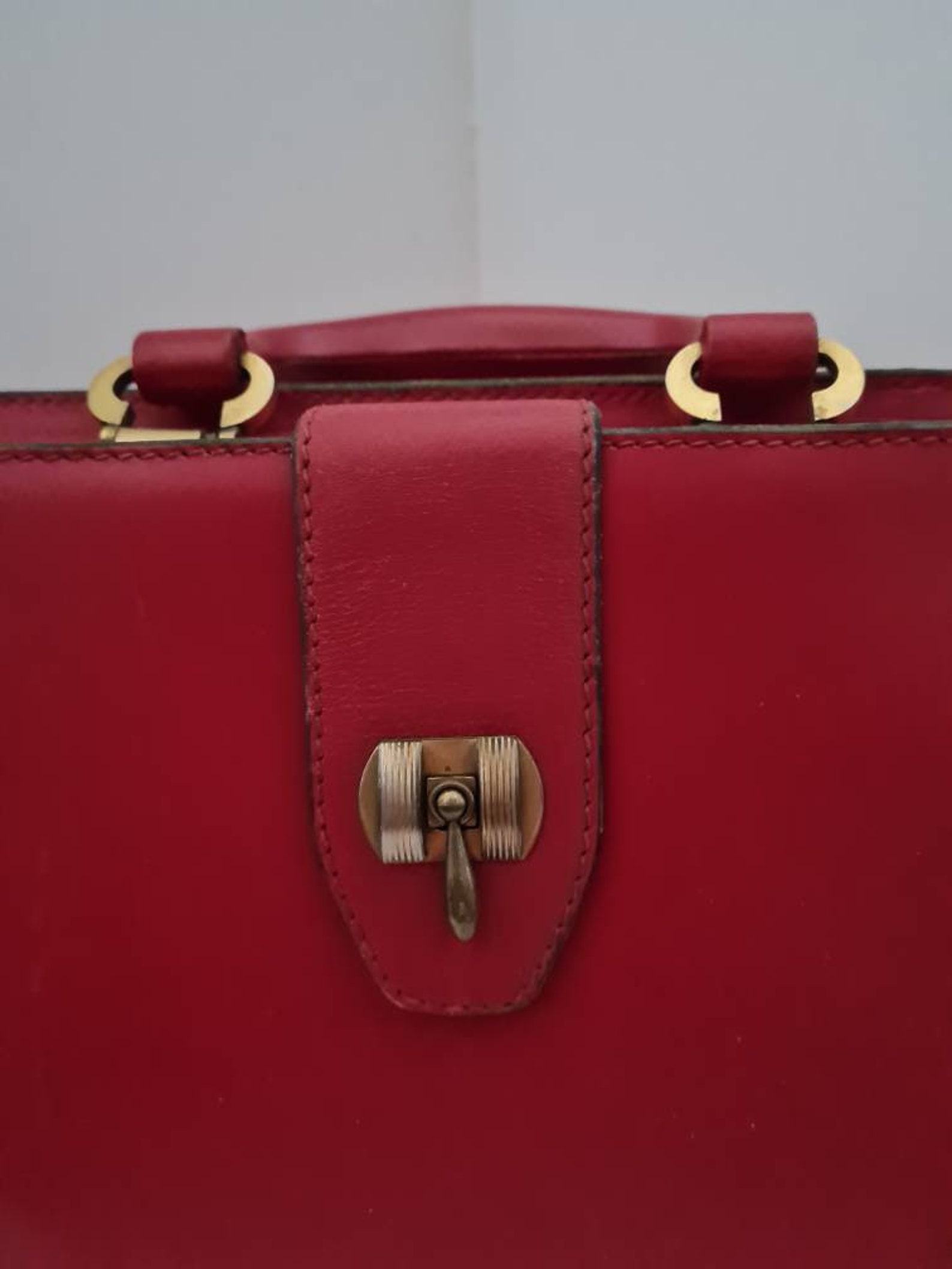 Vintage Gucci Handbag Timeless Elegance for the Discerning Collector - Image 4