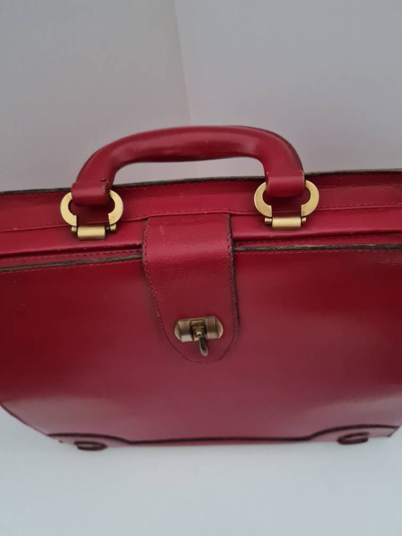 Vintage Gucci Handbag Timeless Elegance for the Discerning Collector - Image 3