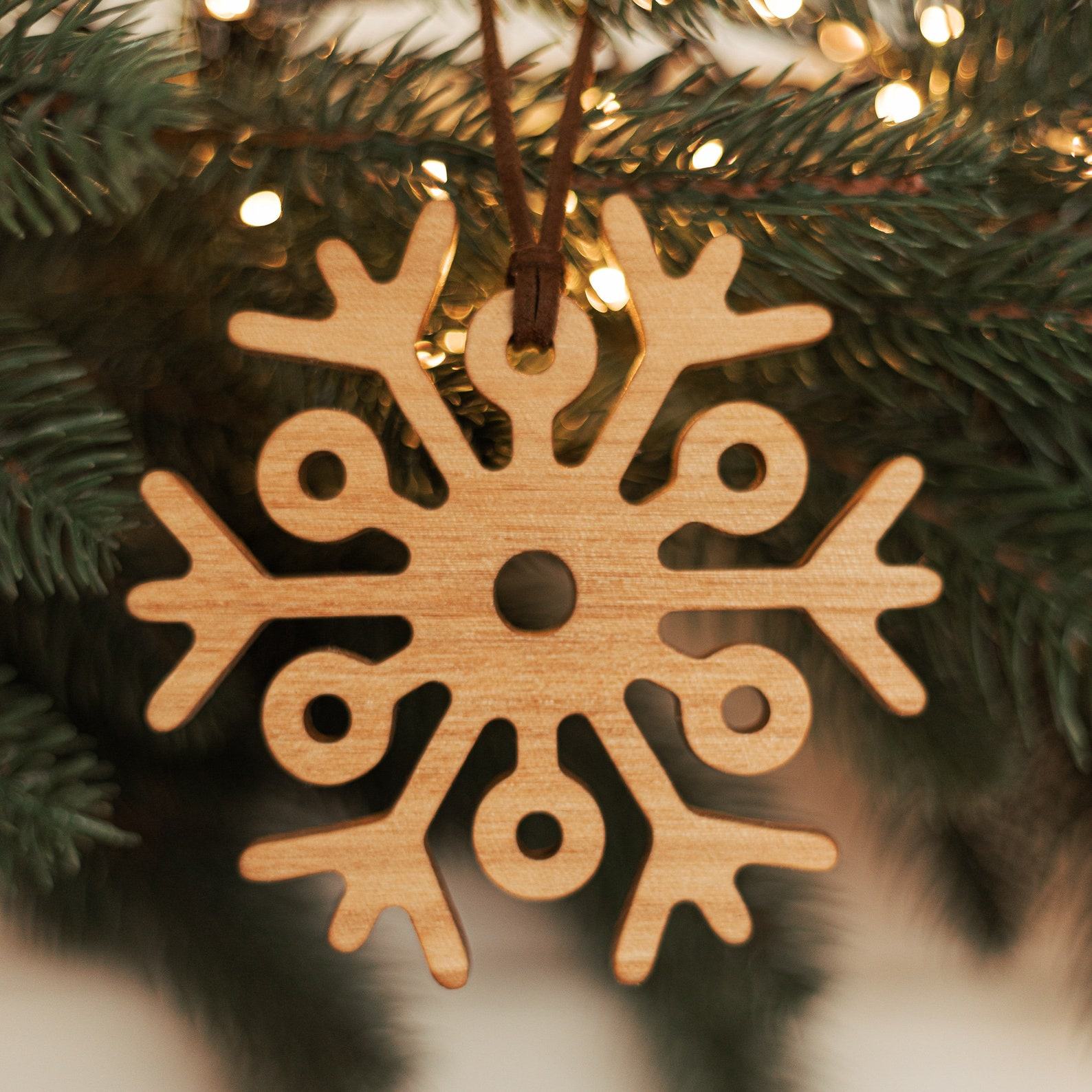 Wooden Snowflake Christmas Ornaments Set – Rustic Tree Decorations & Holiday Charm